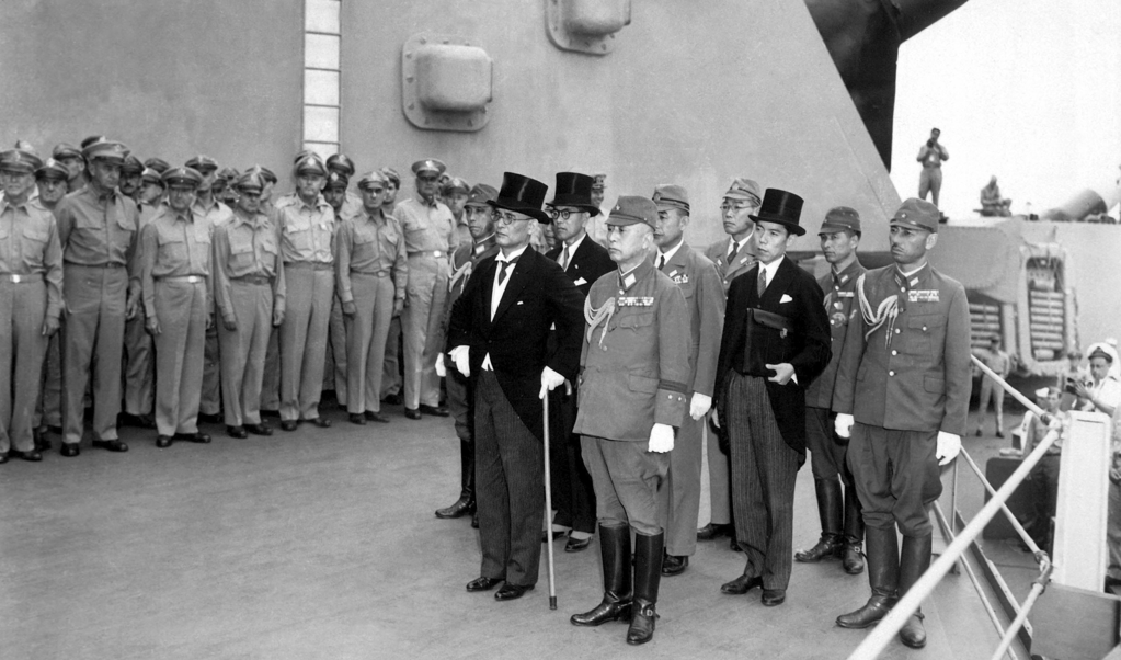 De Japanse delegatie tijdens de capitulatieceremonie op 2 september 1945. (beeld The National Museum of the US Air Force)
