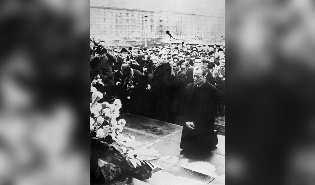 In 1970 knielde Willy Brandt bij de gedenkplek van het Joodse getto in Warschau. De meeste Duitsers beschouwden het aanvankelijk als een vernedering. (beeld afp)