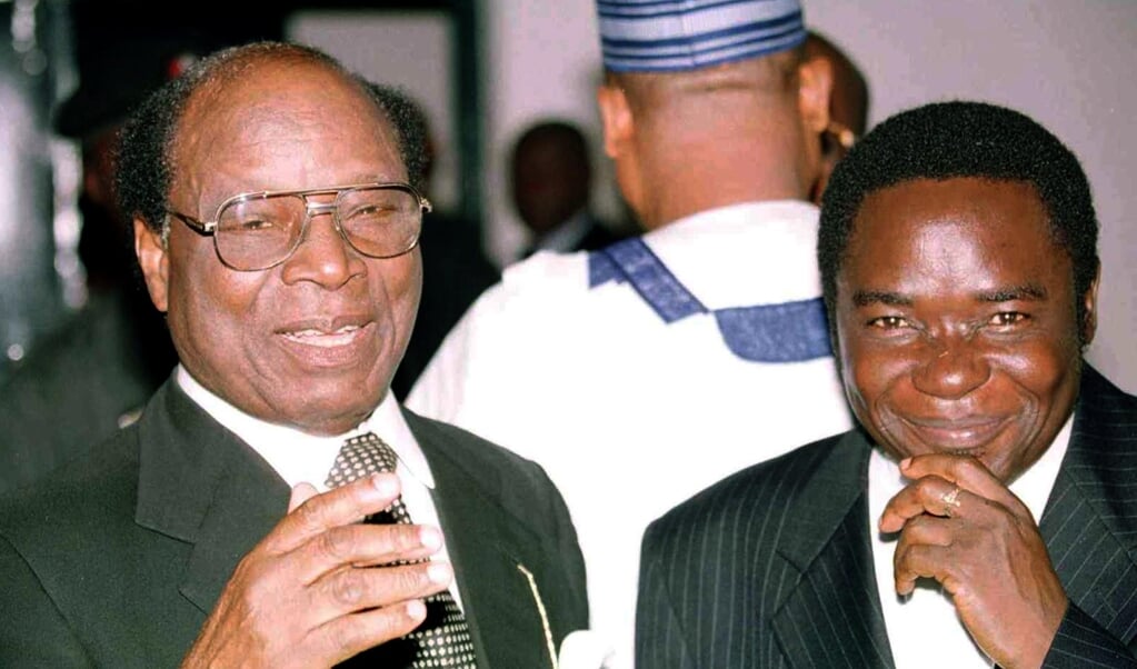 Matthew Hassan Kukah (r) in 2000 met rechter Chukwudifu Oputa, de voorzitter van de waarheidscommissie die mensenrechtenschendingen in Nigeria onderzocht. (beeld PIUS UTOMI EKPEI / AFP)