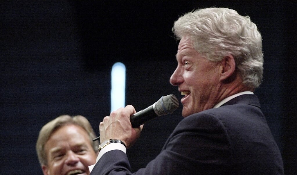 Gilbert Bilezikian was de mentor van Bill Hybels, hier op de foto met de voormalige Amerikaanse president Bill Clinton. (beeld afp / Joyce Naltchayan)