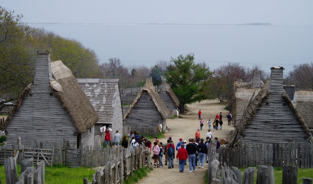 Plimoth Plantation in Massachusetts. In dit openluchtmuseum is het eerste dorp van de Pilgrim Fathers nagebouwd. (beeld wikimedia commons / Muns)