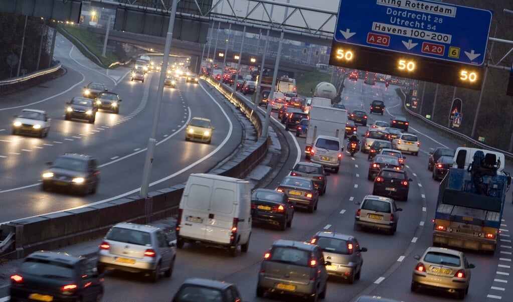 Waarom wordt niet geïnvesteerd in een situatie waarin er 10 (of meer) procent minder autoverkeer is op de weg? (beeld anp / Lex van Lieshout)