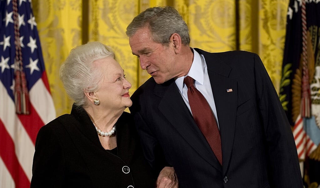 Met president George W. Bush, uit wiens handen ze de National Medal of Arts ontving. (beeld Jim Watson / afp)