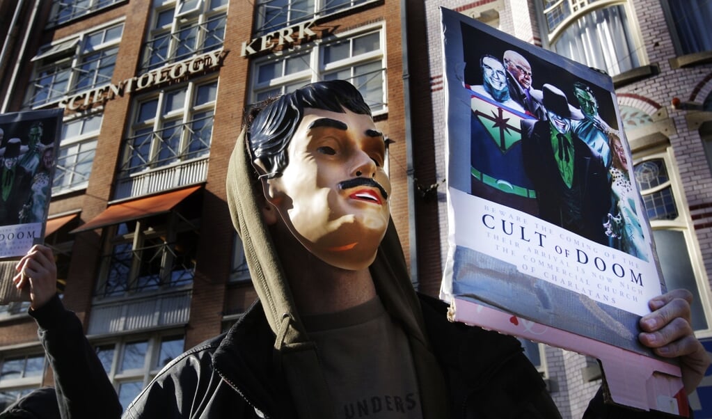 <p>Een protest tegen de als sekte bekendstaande Scientology Kerk in 2008. De laatste schattingen zijn dat Nederland ongeveer 84 sekte-achtige organisaties telt. </p> (beeld anp / Robin Utrecht)