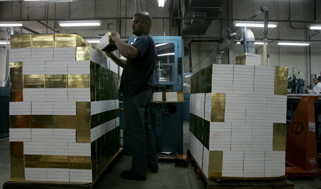 Een medewerker van een drukkerij in Brazilië controleert een net gedrukte bijbel. Brazilië staat in de top-5 van landen waar de Bijbel afgelopen jaar het meeste werd verspreid. (beeld afp / Mauricio Limamauricio Lima)