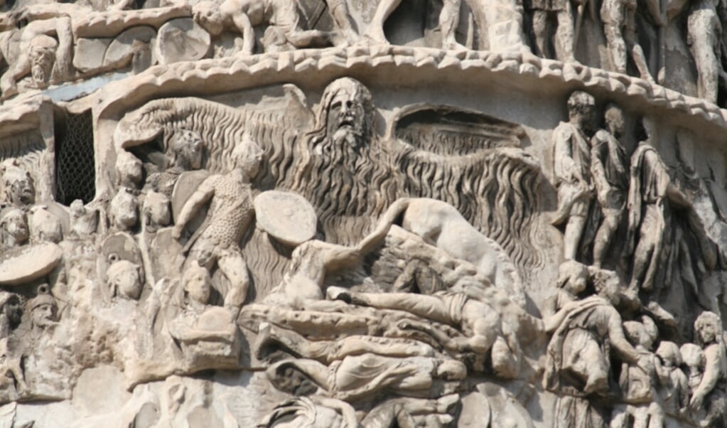 Het 'regenwonder' van 174 op de Zuil van Marcus Aurelius in Rome. De regen is als persoon afgebeeld. (beeld wikicommons)