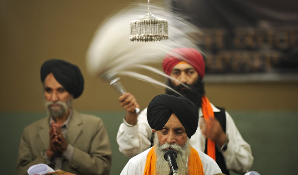 Een gebedsdienst van Sikhs in een tempel in het Afghaanse Kabul in 2009. (beeld afp /Massoud Hossainimassoud Hossaini)