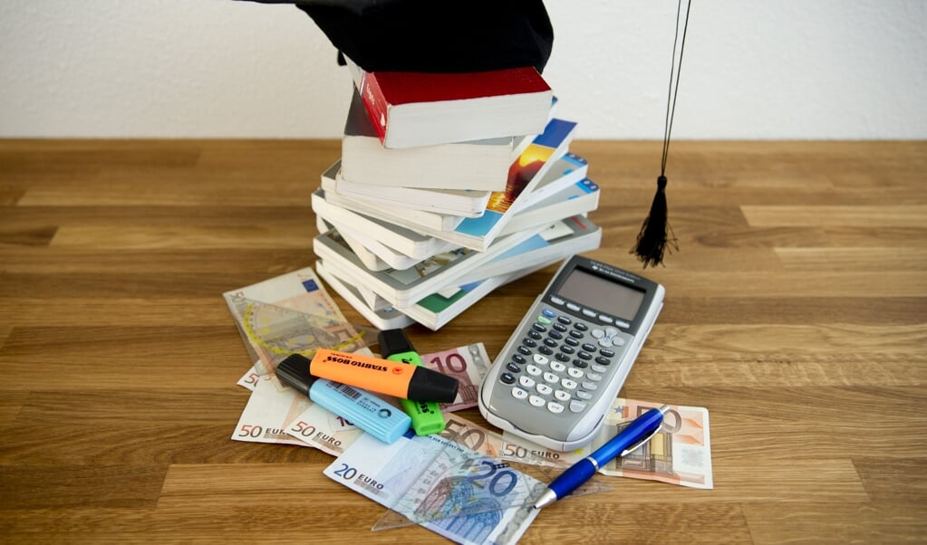 Studenten krijgen een deel van hun collegegeld terug als ze door de coronacrisis vertraging oplopen. (beeld anp / Lex van Lieshout)