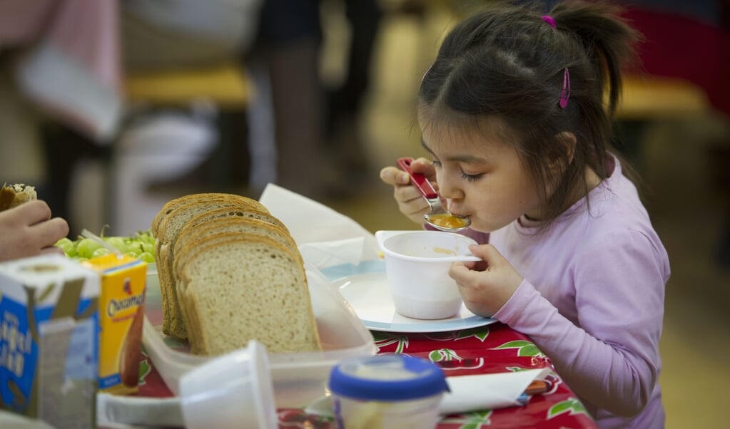 Een leerling luncht op basisschool Spaarndammerhout in Amsterdam. (beeld Krijgen of de Broodtrommel is Gevuld met Ongezond Voedsel. anp / Evert Elzinga)