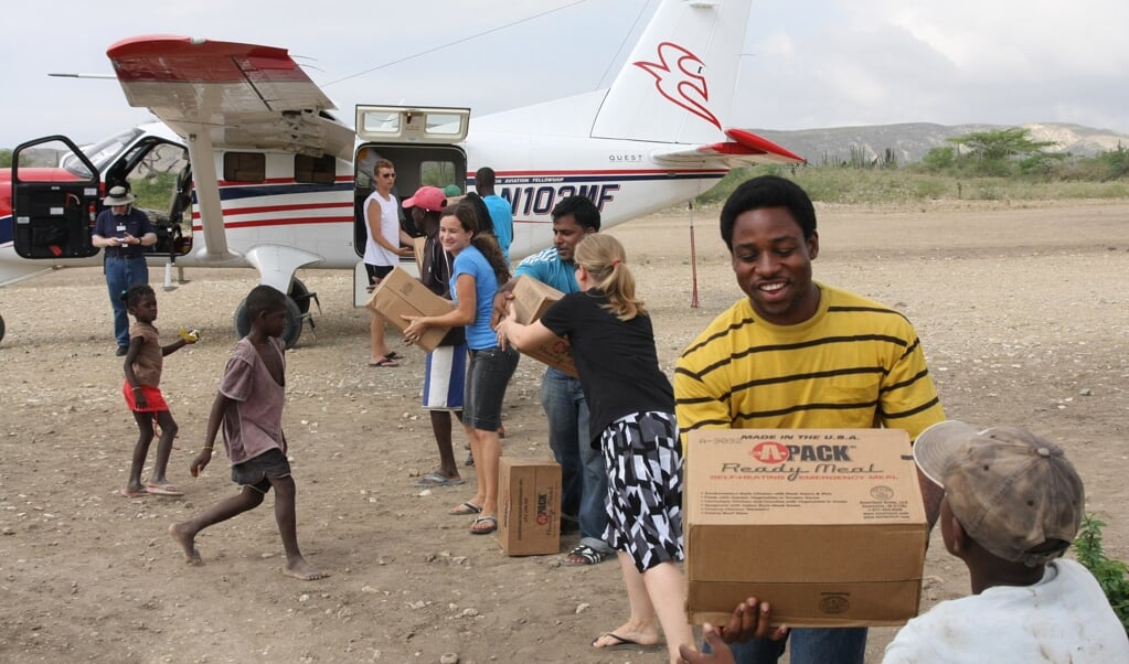 Archieffoto: Hulpgoederen worden op Haïti uit een vliegtuig van de MAF (Mission Aviation Fellowship) geladen. (beeld MAF)