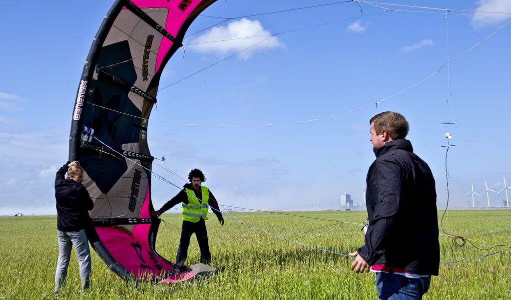Leden van de Kite Power onderzoeksgroep van Wubbo Ockels en de TU Delft demonstreren in 2012 op de Tweede Maasvlakte een windenergiesysteem waarmee met behulp van een vlieger volledig automatisch elektriciteit wordt opgewekt. (beeld anp / Ed Oudenaarden)