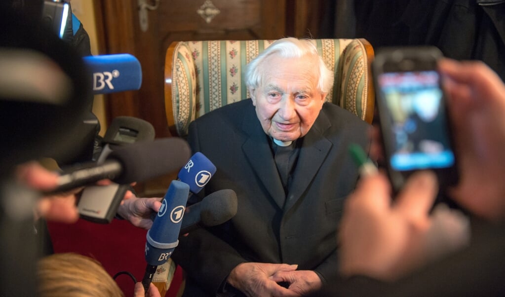 Georg Ratzinger in 2013, vlak na het aftreden van diens broer, emeritus-paus Benedictus XVI. (beeld Outarmin Weigel / dpa / afp)