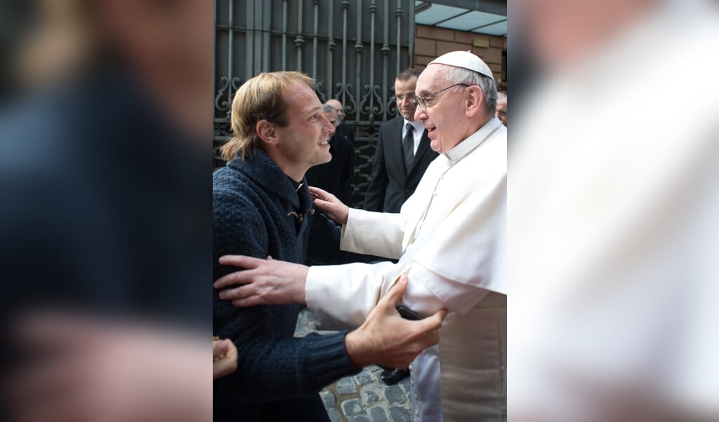 Tijdens zijn eerste publieke mis als paus haalde Franciscus de Urugayaan Gonzalo Aemilius uit het publiek en prees openlijk zijn werk met de straatkinderen. (beeld afp / Osservatore Romano)