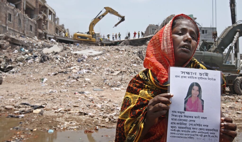 Vandaag is het precies zeven jaar geleden dat meer dan 1100 textielarbeiders in Bangladesh hun leven verloren. Bedolven onder het puin van hun textielfabriek. Veel merken uit het Westen lieten hier kleding produceren. (beeld on 24 April 2012. Epa/abir Abdullah)