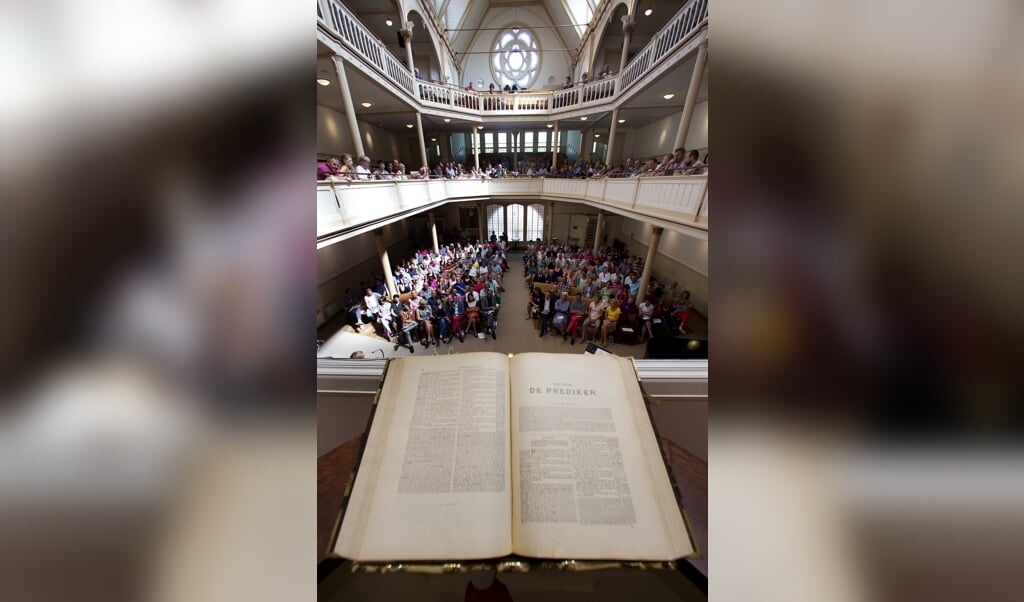 Bezoekers aan de gebruikelijk Gay Pride kerkdienst in de Keizersgrachtkerk. Die gaat dit jaar niet door. (beeld anp / Jerry Lampen)