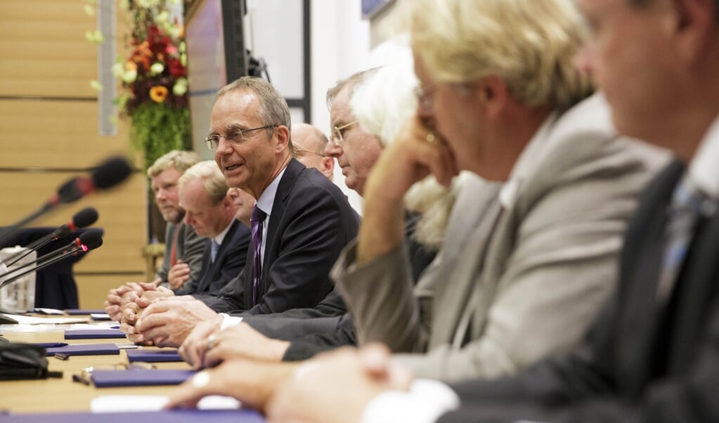 Archieffoto 2013: Toenmalig minister Henk Kamp tijdens de ondertekening van het Energieakkoord voor duurzame groei. (beeld anp / Phil Nijhuis)