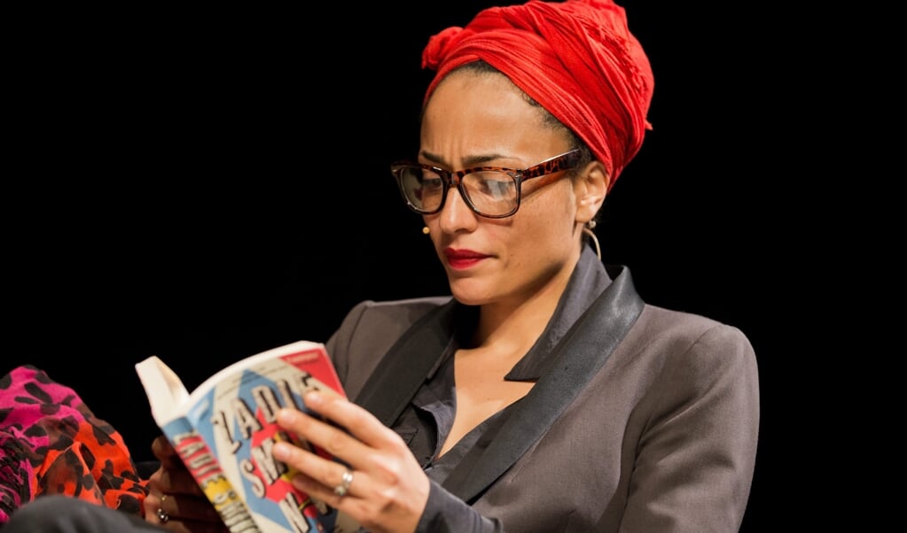 Zadie Smith vertelt in 'Overpeinzingen' hoe ze bezig is de dagelijkse uren te vullen met ‘iets te doen’. (beeld epa / Rolf Vennenbernd)