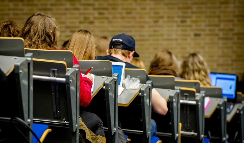 In de anderhalvemetersamenleving is het een uitdaging studenten op een verantwoorde manier college te laten volgen. (beeld anp / Xtra Robin van Lonkhuijsen)