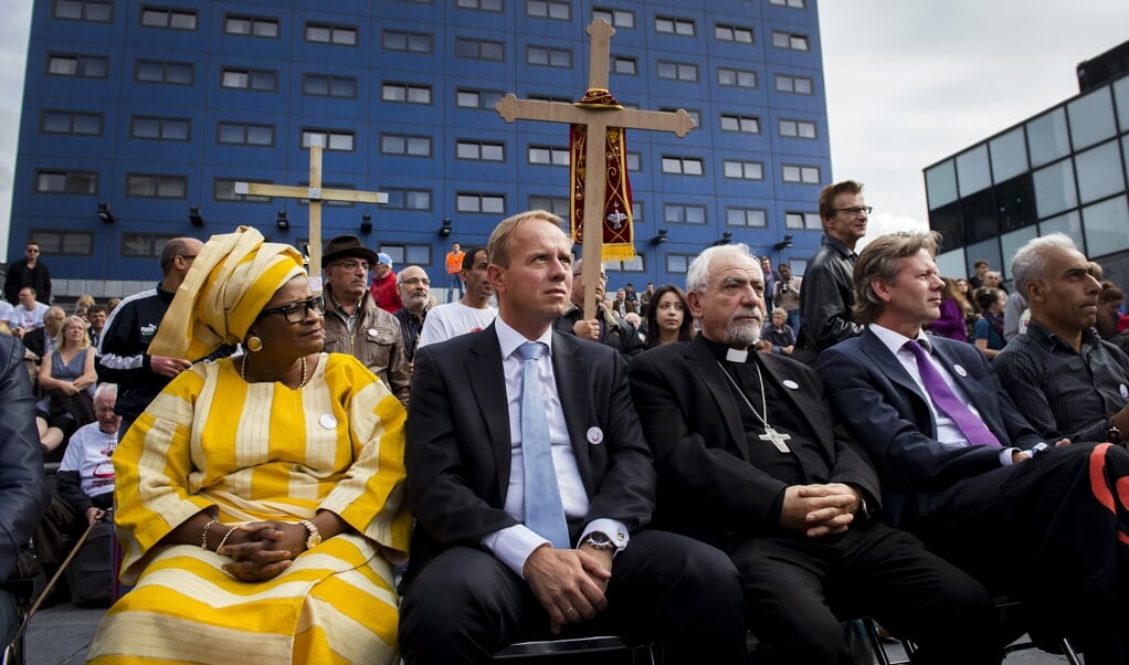 SGP-leider Kees van der Staaij (tweede van links) en CU-Kamerlid Joël Voordewind (tweede van rechts) tijdens een demonstratie tegen christenvervolging op het Spuiplein in Den Haag in 2014. (beeld anp / Remko de Waal)