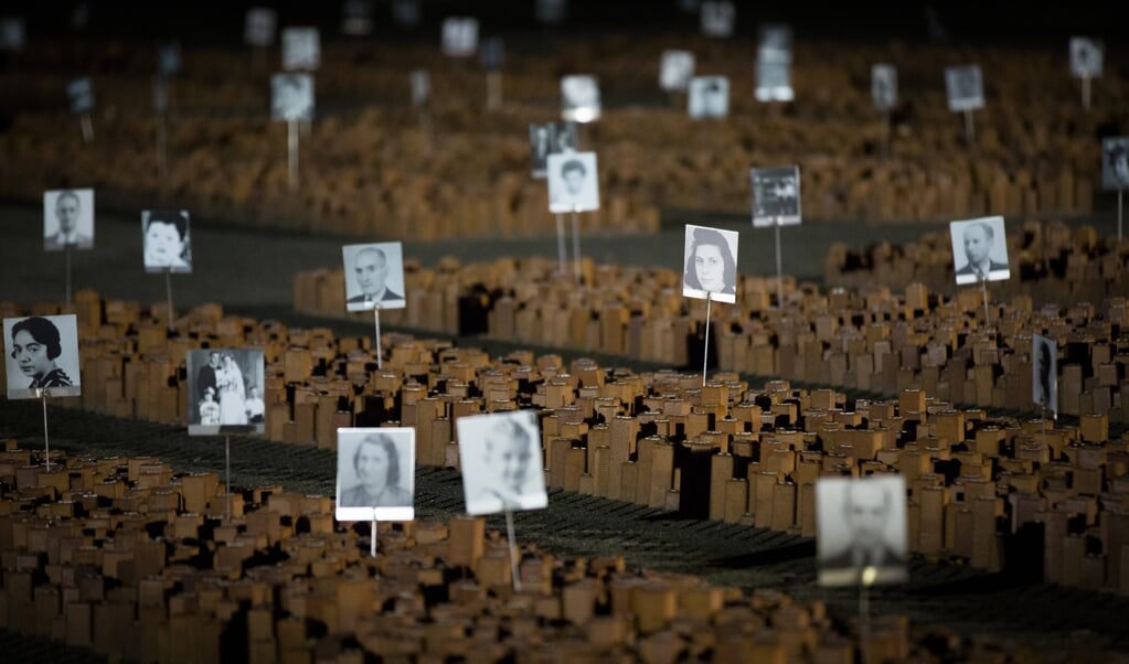 Het monument 'De 102.000 stenen' op het voormalige terrein van Kamp Westerbork. (beeld anp / Bart Maat)