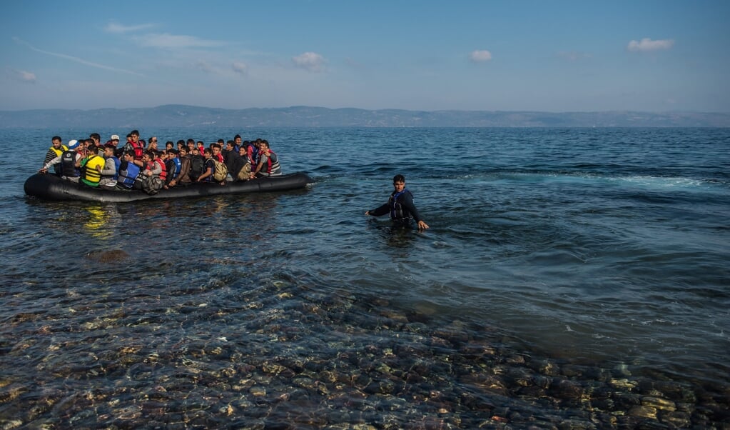 <p>Oktober 2015, migranten arriveren vanuit Turkije bij de Griekse stad Skala op het eiland Lesbos. </p> (beeld epa / Filip Singer)