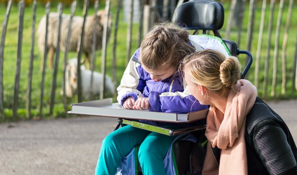 Mantelzorgers zorgen sinds maart meer dan voorheen voor hun naaste en voelen zich fors zwaarder belast. (beeld istock)