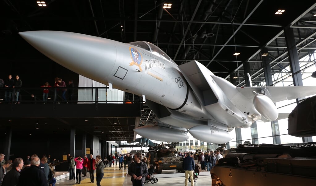 Jongeren kunnen zich in het Nationaal Militair Museum even niet vergapen aan een Amerikaanse F-15. Alle 115 oorlogsmusea en herinneringscentra in Nederland zijn dicht. (beeld Riekelt Pasterkamp)