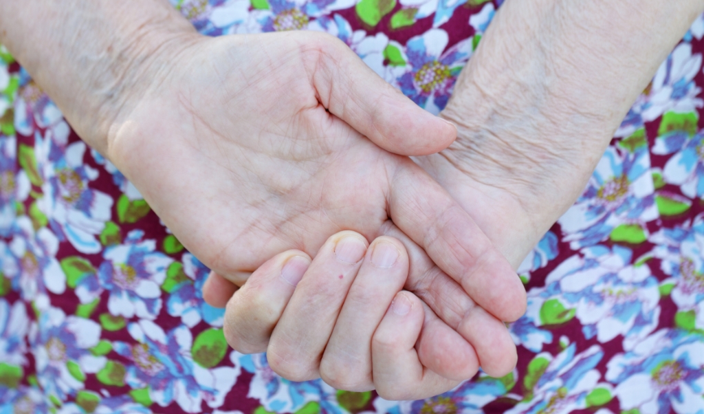 Opeens viel al mijn moeders familie weg. Kwamen we ‘gewoon’ niet meer. Ze begrijpt het niet. (beeld istock)