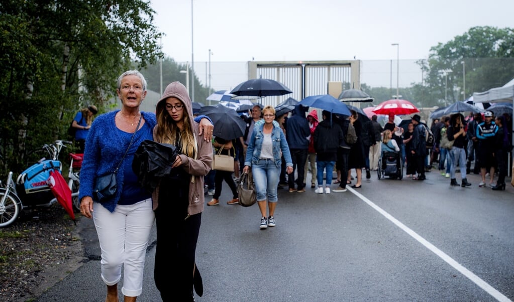 Regelmatig zijn er demonstraties of wakes bij Detentiecentrum Kamp Zeist. Zoals hier, in 2015, toen uitzetting dreigde voor twee kinderen uit Angola. (beeld Robin van Lonkhuijsen)