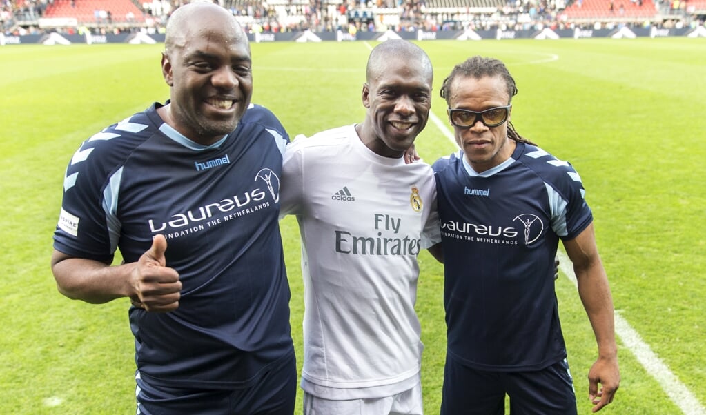 Foto uit 2015: Harvey Esajas (l.), Clarence Seedorf en Edgar Davids na de benefietwedstrijd tussen Laureus All Stars en de Real Madrid Legends. De opbrengst van het duel ging naar verschillende jeugdsportprojecten. (beeld anp / Jerry Lampen)