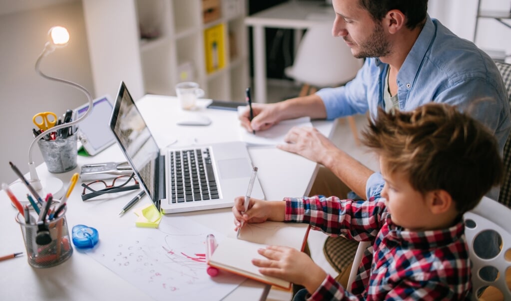 <p>'Probeer als ouder thuis zo min mogelijk te multitasken. Dus niet: werken en tegelijk je kind iets uitleggen.' </p> (beeld istock)