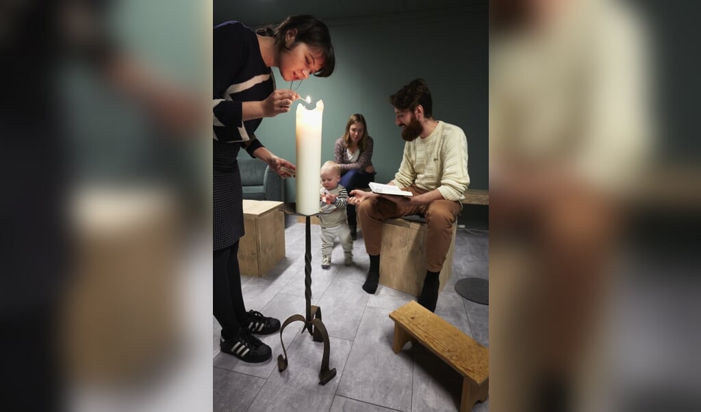 Een kaars aansteken helpt om een thuisviering vorm te geven, aldus de handreiking voor thuisliturgie. (beeld Dick Vos)