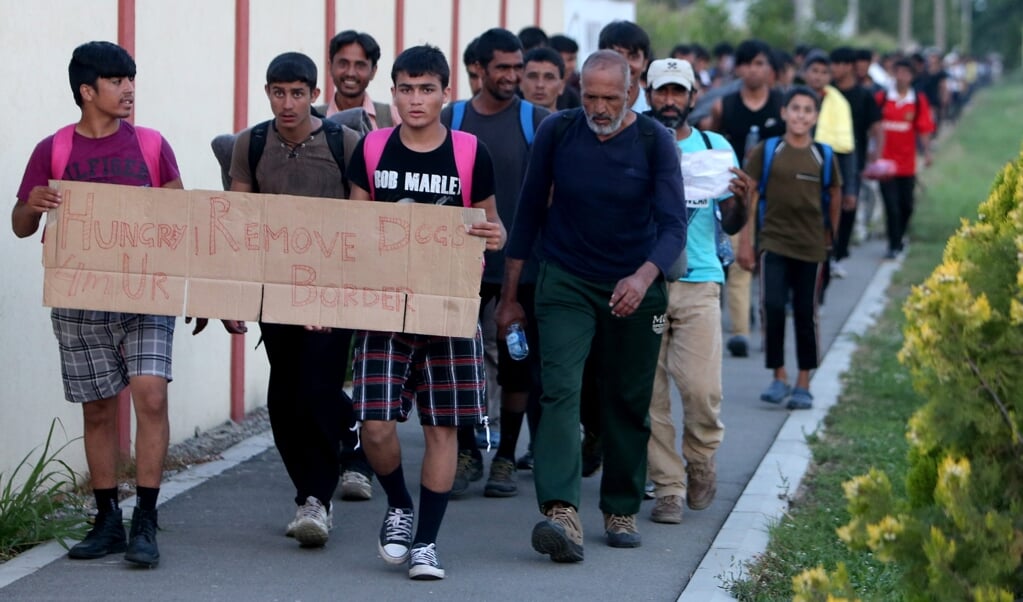 <p>Migranten in 2016 op weg naar Hongarije. Dat land weigert groepen asielzoekers op te nemen. Mede daarom komt de Europese Commissie met een nieuw Migratie- en Asielpact.</p> (beeld epa / Koca Sulejmanovic)