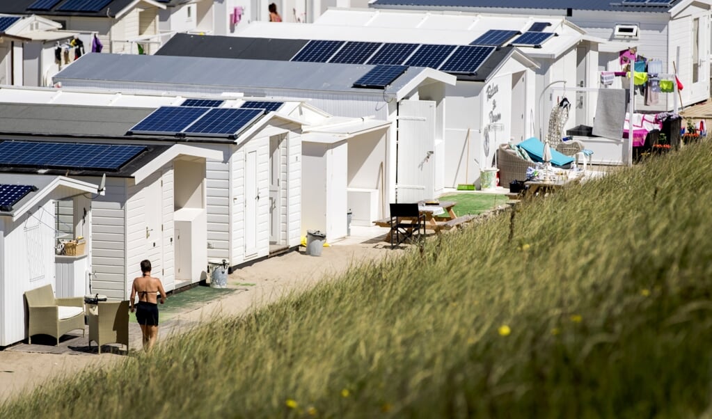 2016-07-18 13:09:17 ZANDVOORT - Badgasten genieten van het mooie weer op het strand van Zandvoort. ANP KOEN VAN WEEL (beeld anp / Koen van Weel)