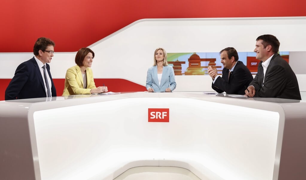 De voorzitter van de Zwitserse CVP, Gerhard Pfister (uiterst rechts) samen met andere partijleiders tijdens een verkiezingsdebat afgelopen september op de Zwitserse televisie. (beeld EPA / Peter Klaunzer)