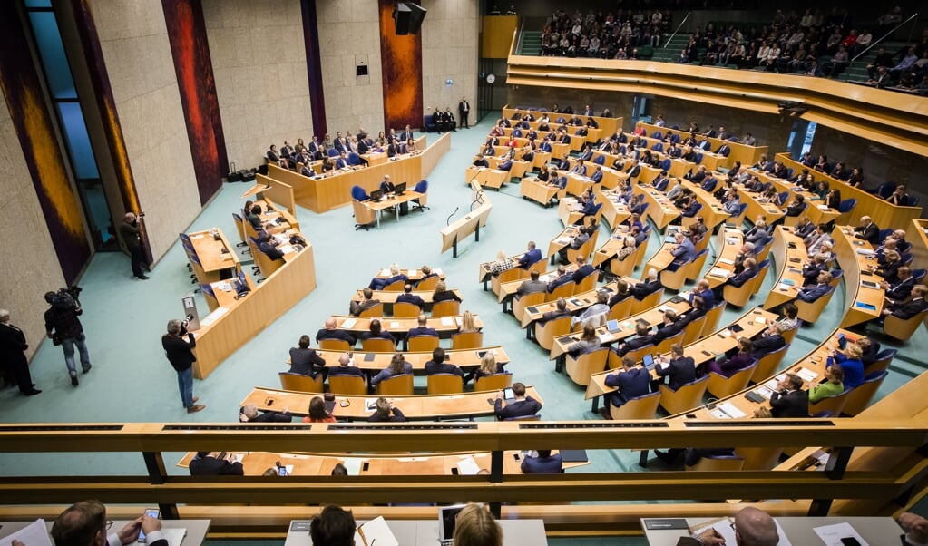 Houd verkiezingen voor de Tweede Kamer voortaan in twee ronden: in de eerste ronde mag elke partij meedoen, in de tweede, een maand later, alleen de zes grootste partijen uit de eerste ronde, waardoor uiteindelijk slechts zes fracties in de beide Kamers ( ( beeld anp / Bart Maat)