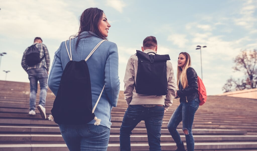 Een groep studenten met diverse achtergronden verzamelt zich bij de schooltrap. Steeds mag er één een trede naar boven: man, ouders met twee banen, enz. Uiteindelijk staan bijna alle witte studenten bovenaan de trap. (beeld Aleksanar Vrzalski)