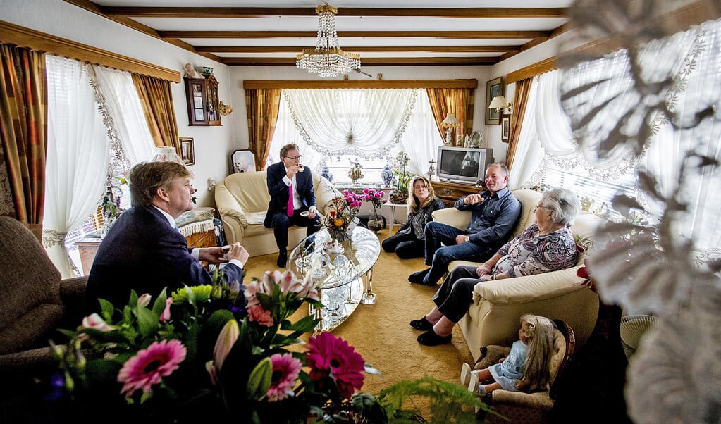 Koning Willem-Alexander tijdens een werkbezoek aan woonwagencentrum Beukbergen. (beeld anp / Koen van Weel)