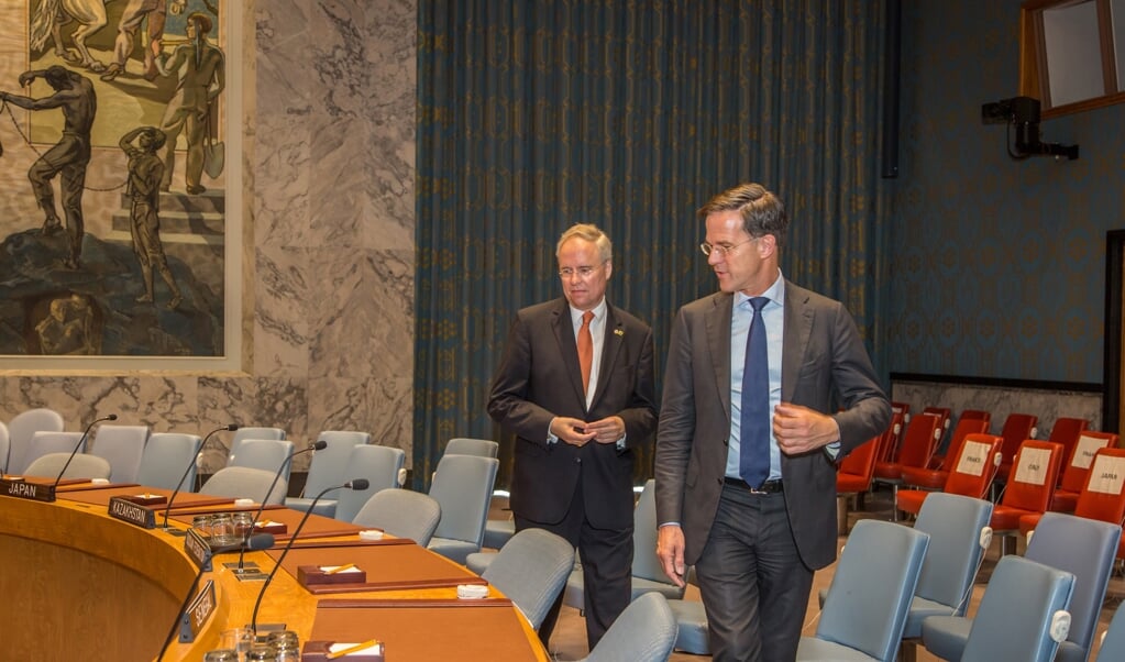 Karel van Oosterom (l.) met premier Mark Rutte in de vergaderzaal van de Veiligheidsraad in New York. (beeld Richard Koek)