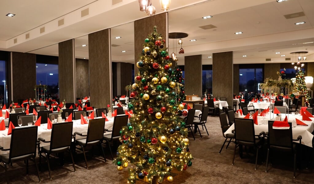 Gedekte tafels voor het kerstdiner bij het Van der Valk-restaurant in Nijmegen. In een kleine groep is het makkelijker goede gesprekken te voeren. 'Probleem' van het kerstdiner is vaak dat de hele familie erbij is. ( beeld anp)