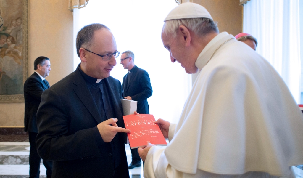 Hoofdredacteur en jezuïet Antonio Spadaro biedt paus Franciscus een uitgave aan van het tijdschrift La Civiltà Cattolica. (beeld Osservatore Romano / AFP)