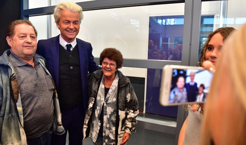 <p>PVV-leider Geert Wilders tijdens een bezoek aan de gemeente Rucphen op 13 april 2017, als dank voor de steun. Bij de laatste Tweede Kamerverkiezingen haalde de PVV hier 38,9 procent van de stemmen.</p> (beeld anp / Robin Utrecht)