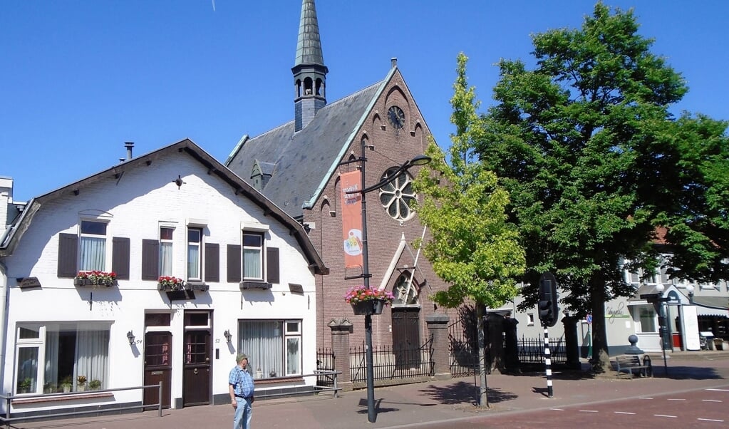<p>Het kerkgebouw van de Protestantse Gemeente in Heeze. Het nieuwe Jaarboek 2020-2021 van de Protestantse Kerk in Nederland bevat onder meer de adressen van kerken en namen van predikanten.</p> (beeld nd)