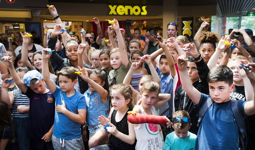 We hebben kinderen nodig om er als land over een eeuw nog te zijn. Op de foto: kinderen doen mee aan een recordpoging om zoveel mogelijk fidget spinners tegelijkertijd laten draaien. ( beeld anp PIROSCHKA VAN DE WOUW)
