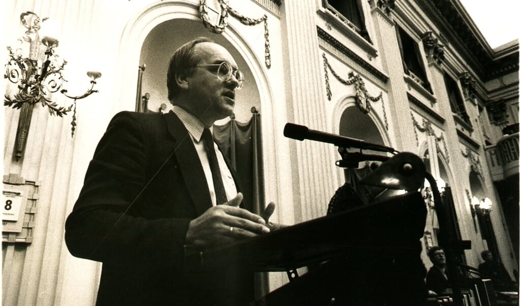 Meindert Leerling achter het spreekgestoelte in de oude vergaderzaal van de Tweede Kamer. (beeld Jaco Klamer ND)