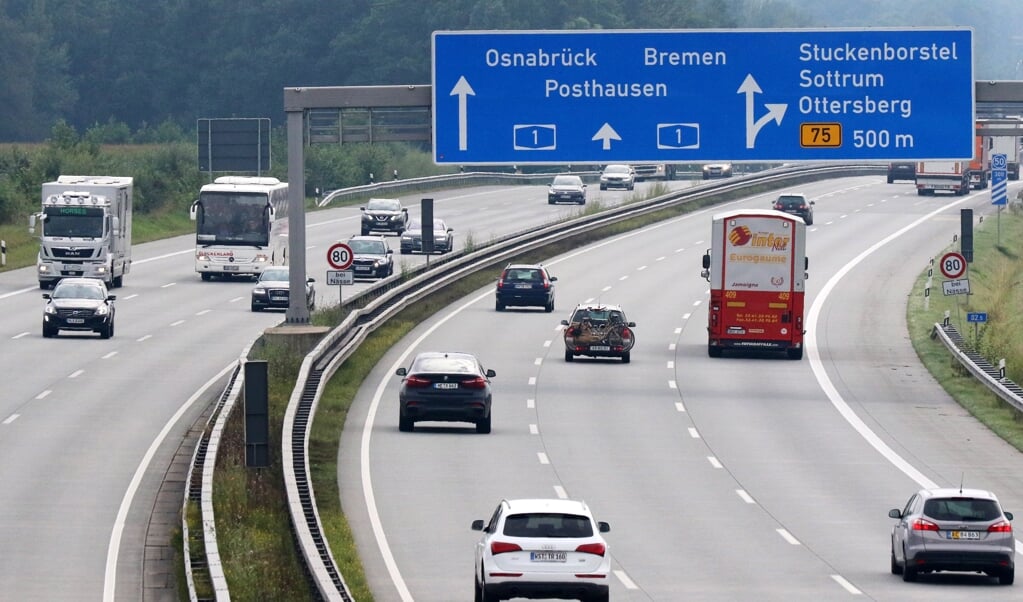 De Duitse Autobahn, waar automobilisten op sommige delen onbeperkt mogen gas geven. (beeld Epa/Focke Strangmann)
