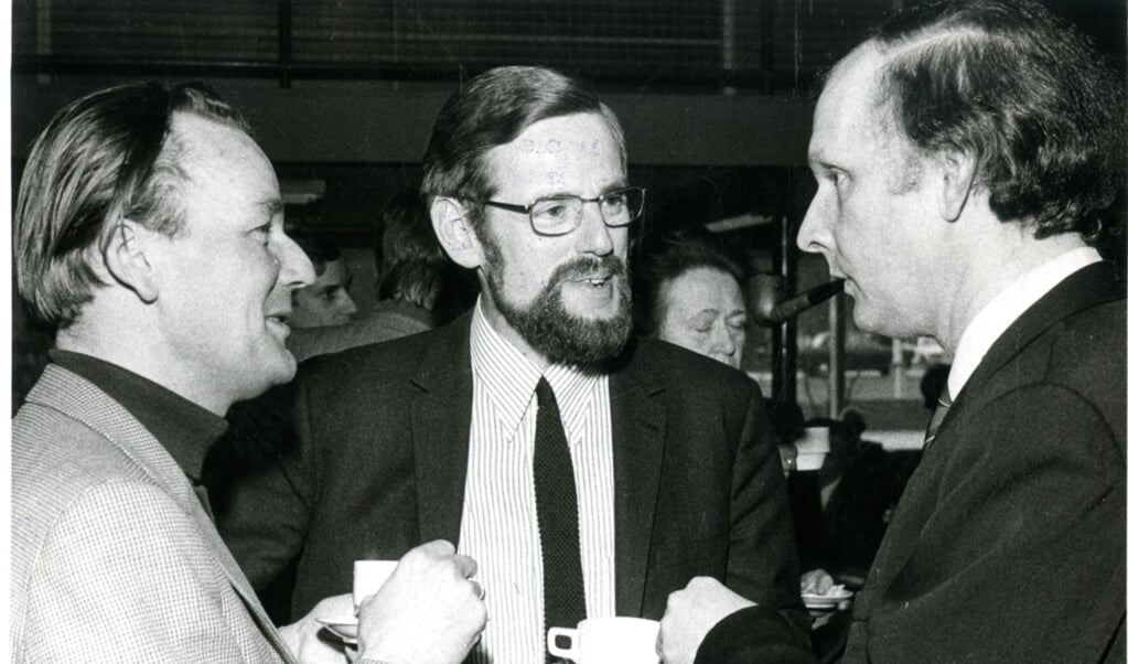 <p>Herman Wiersinga (midden) in gesprek met prof. Harry Kuitert, hoogleraar ethiek aan de Vrije Universiteit in Amsterdam (links) en prof. Gerard Rothuizen, hoogleraar ethiek in Kampen.</p> (beeld nd)
