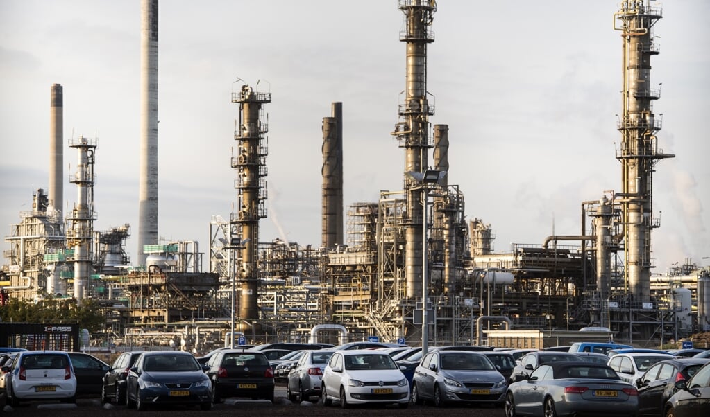 De raffinaderij van Shell Pernis in het Rotterdamse havengebied. Multinationals als Shell leveren een belangrijke bijdrage aan werk en welvaart in Nederland. ( beeld anp MARTEN VAN DIJL)