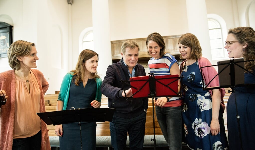 De samenwerking tussen Wishful Singing en Herman Finkers begon met een brief. (beeld Fleur Beemster)