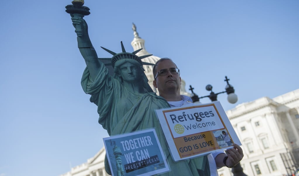 Een activist van de Church World Service tijdens een protest voor het Capitool in Washington, DC. (beeld afp / Andrew Caballero-Reynolds)